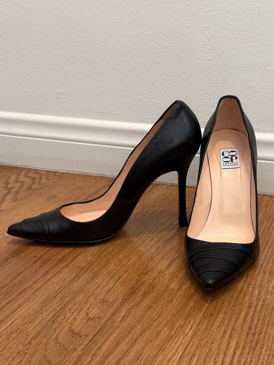 Barneys New York Shoes - Barneys New "Hoya" Black leather pump, size 39